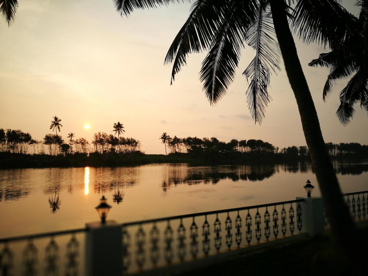 VOYE HOMES Majestic Lake&Beach Resort Varkala Paravūr Exteriör bild