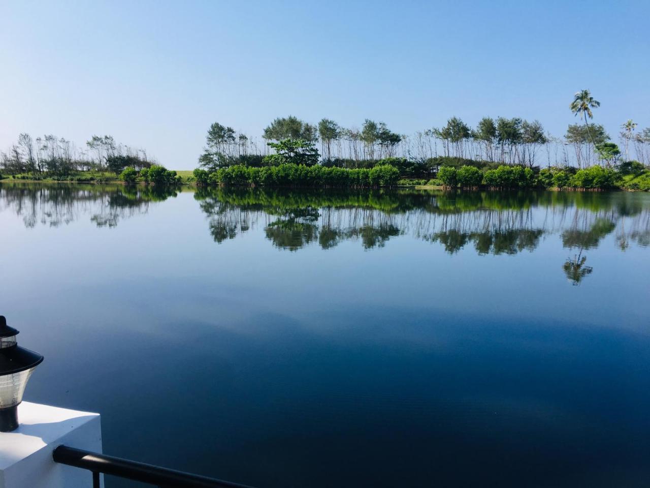 VOYE HOMES Majestic Lake&Beach Resort Varkala Paravūr Exteriör bild