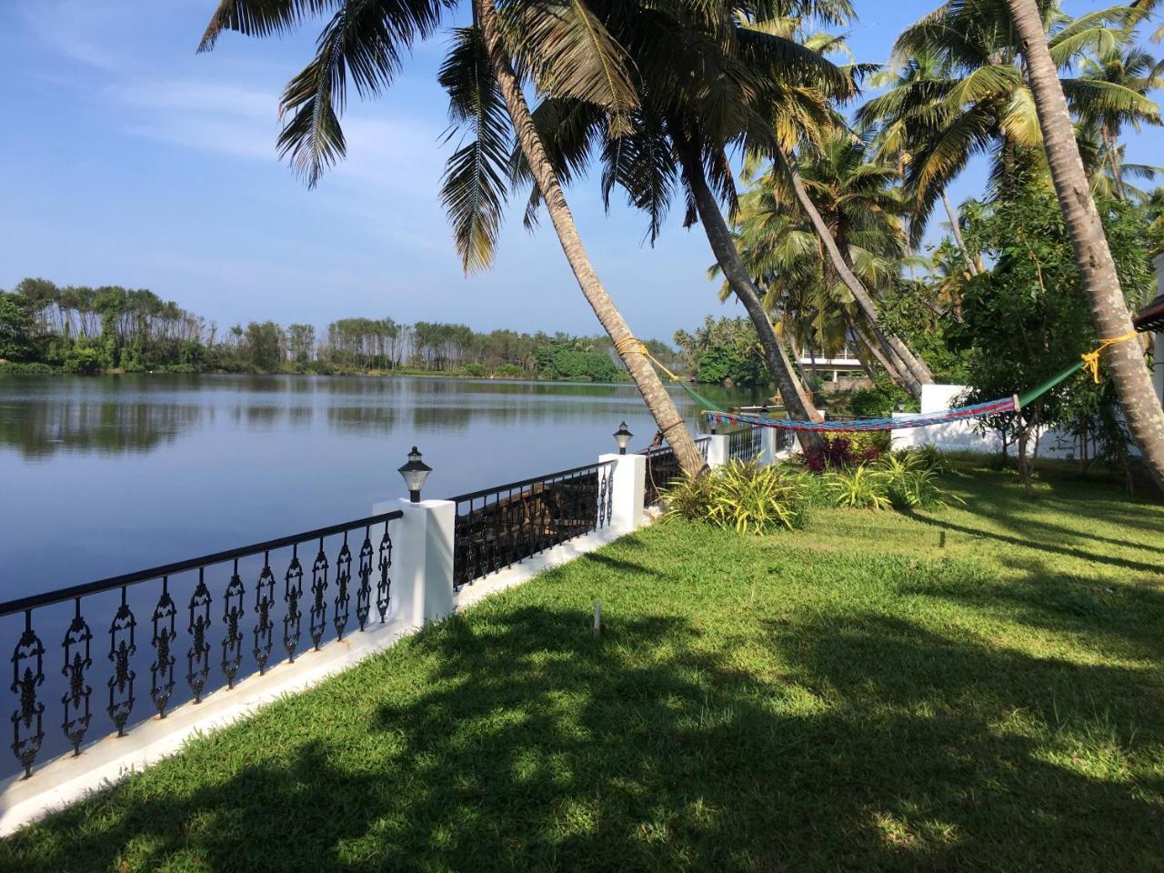 VOYE HOMES Majestic Lake&Beach Resort Varkala Paravūr Exteriör bild